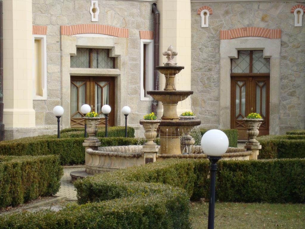 ホテル シュテクル Hluboká nad Vltavou エクステリア 写真